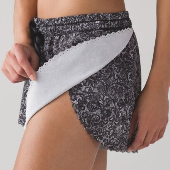 Lululemon Hit It Short (3 1/2") Mini Cinder Lace White Black / Black Size 4 - Picture 2 of 9